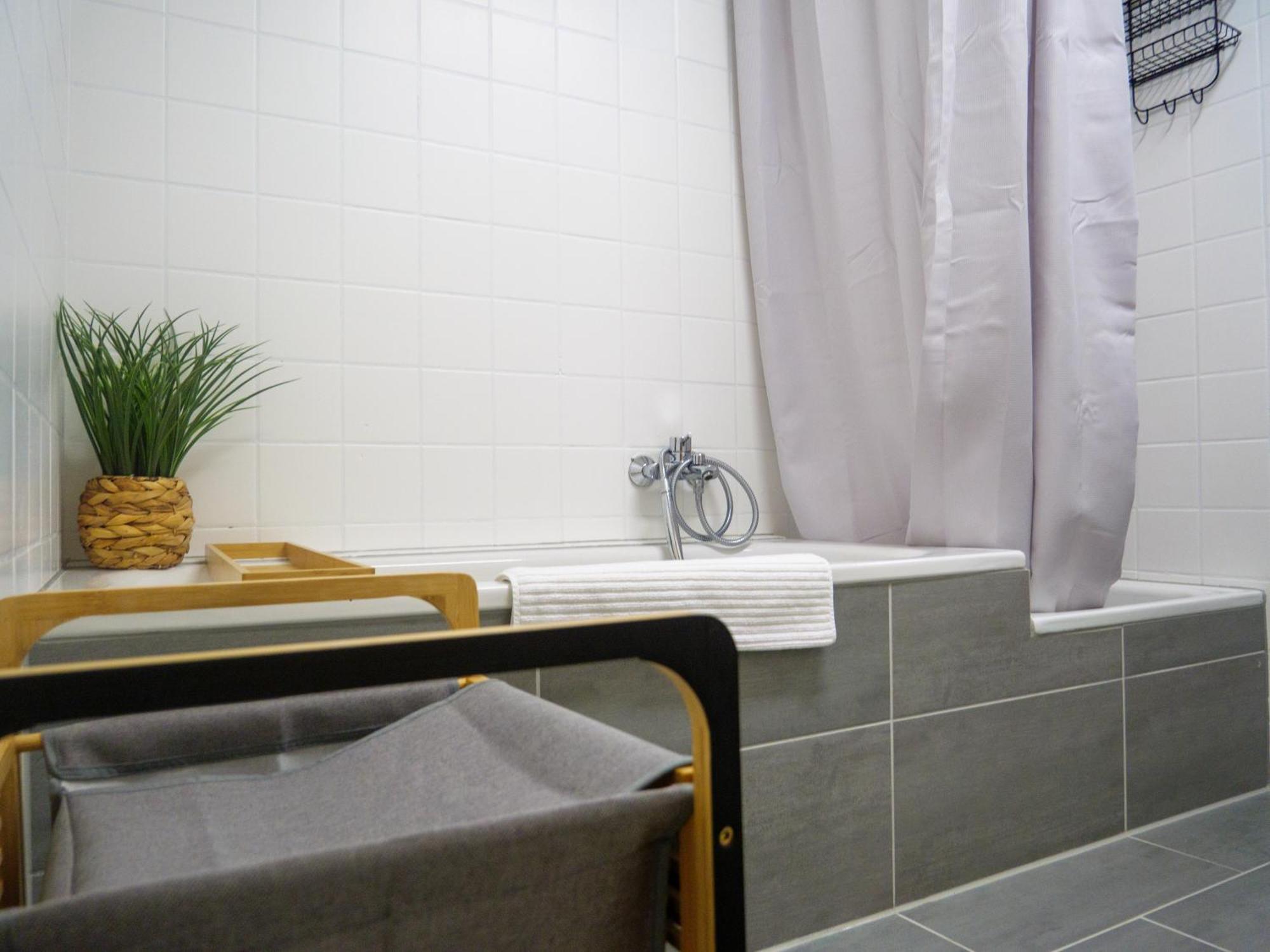 Amao-Brown I Exklusives City-Apartment I 85Qm I Privatparkplatz & Komfort I King-Size Bed Лар Экстерьер фото